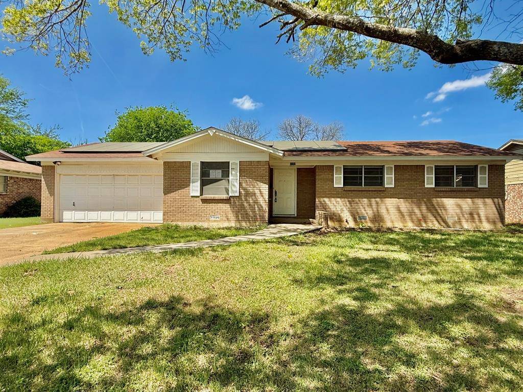 1114 Davis Street, Cleburne, TX 76033