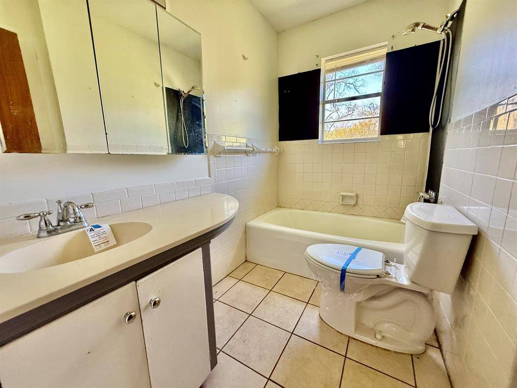 1114 Davis Street, Cleburne, TX 76033