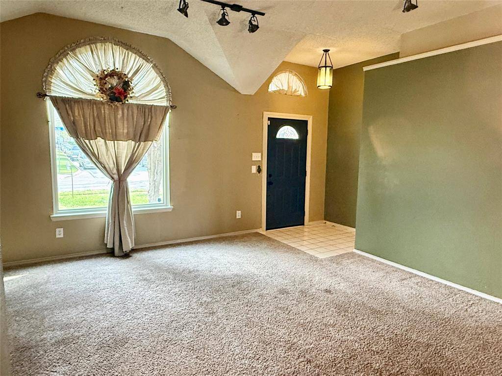 115 Moss Hill Drive, Arlington, TX 76018