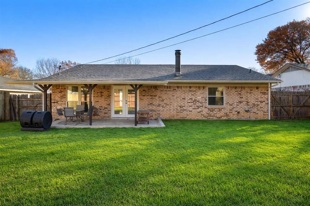 921 Red Oak Street, Azle, TX 76020