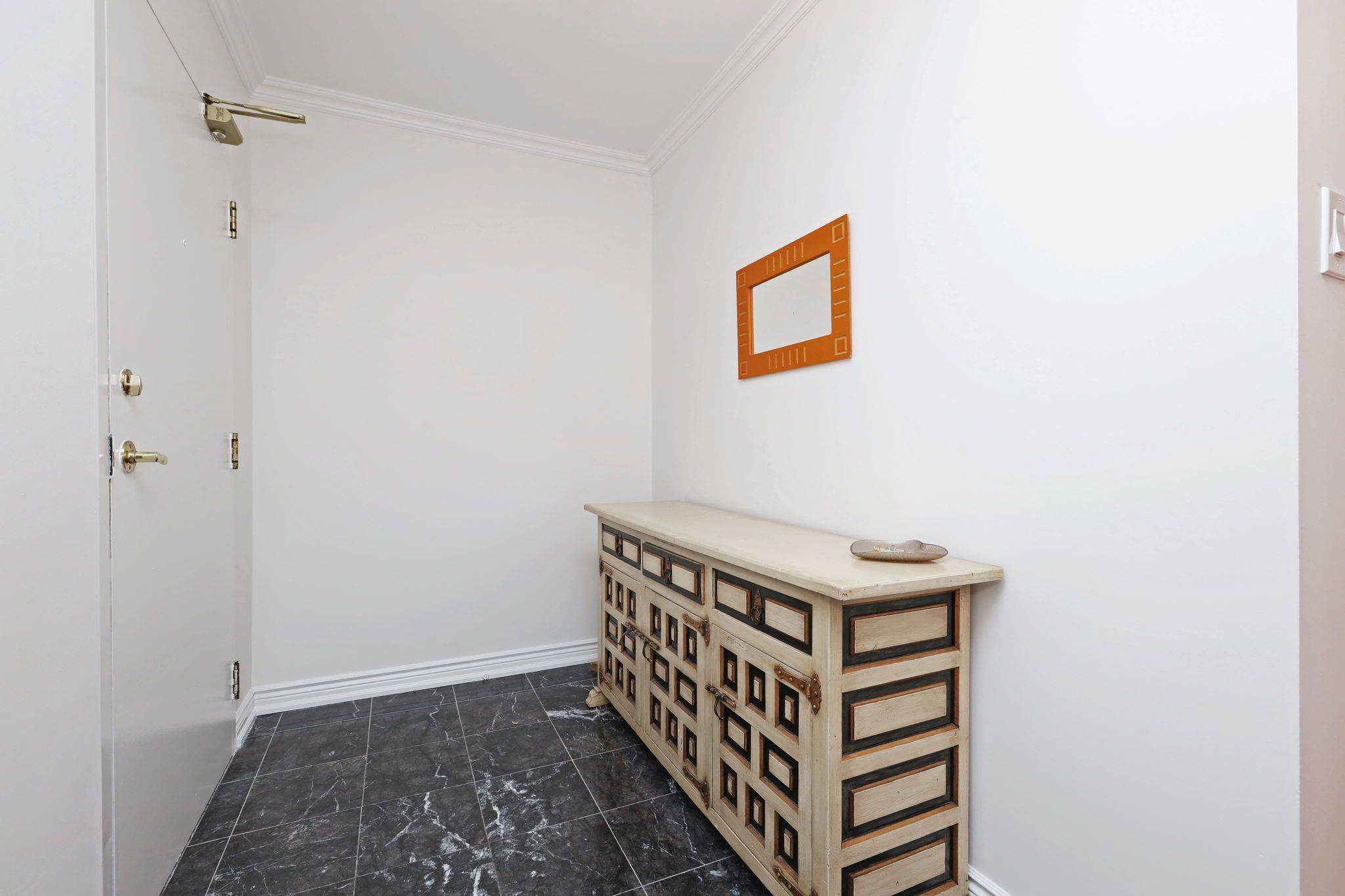 1093 Kingston RD #411, Toronto E06, ON M1N 4E2