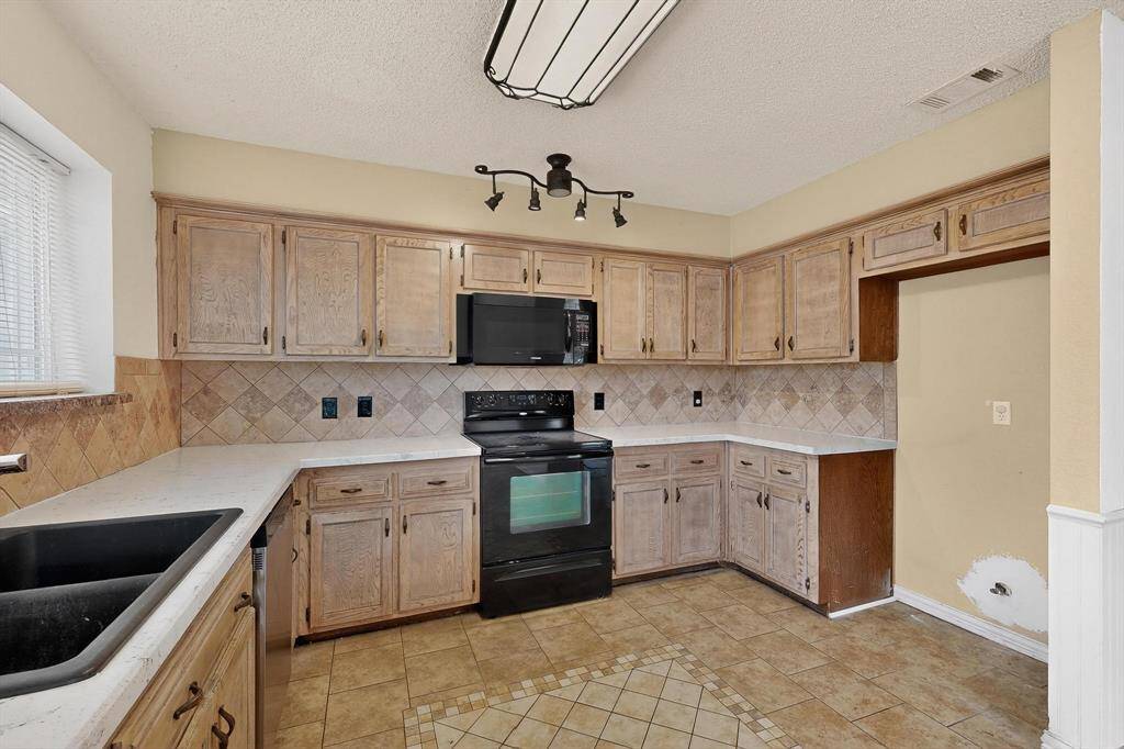 2800 Hedgeway Drive, Arlington, TX 76016