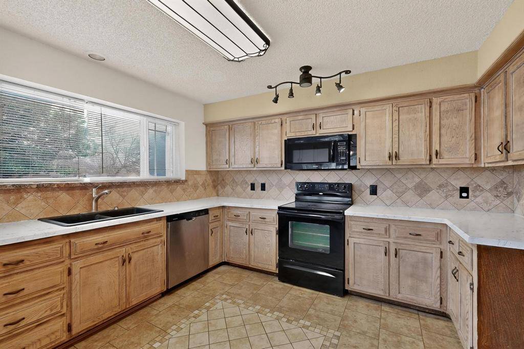 2800 Hedgeway Drive, Arlington, TX 76016