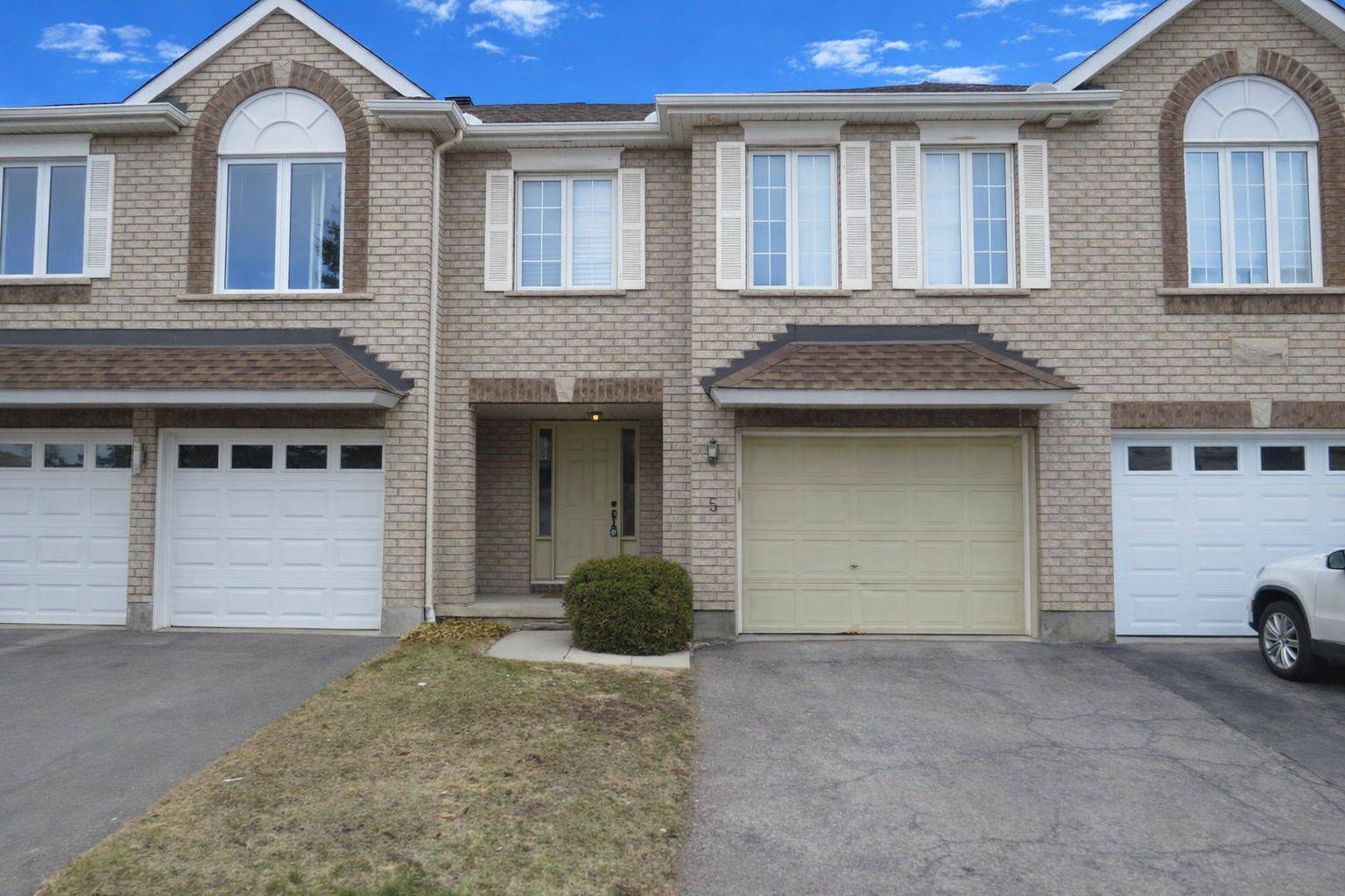 5 Maple Park Private, Blossom Park - Airport And Area, ON K1T 4A6