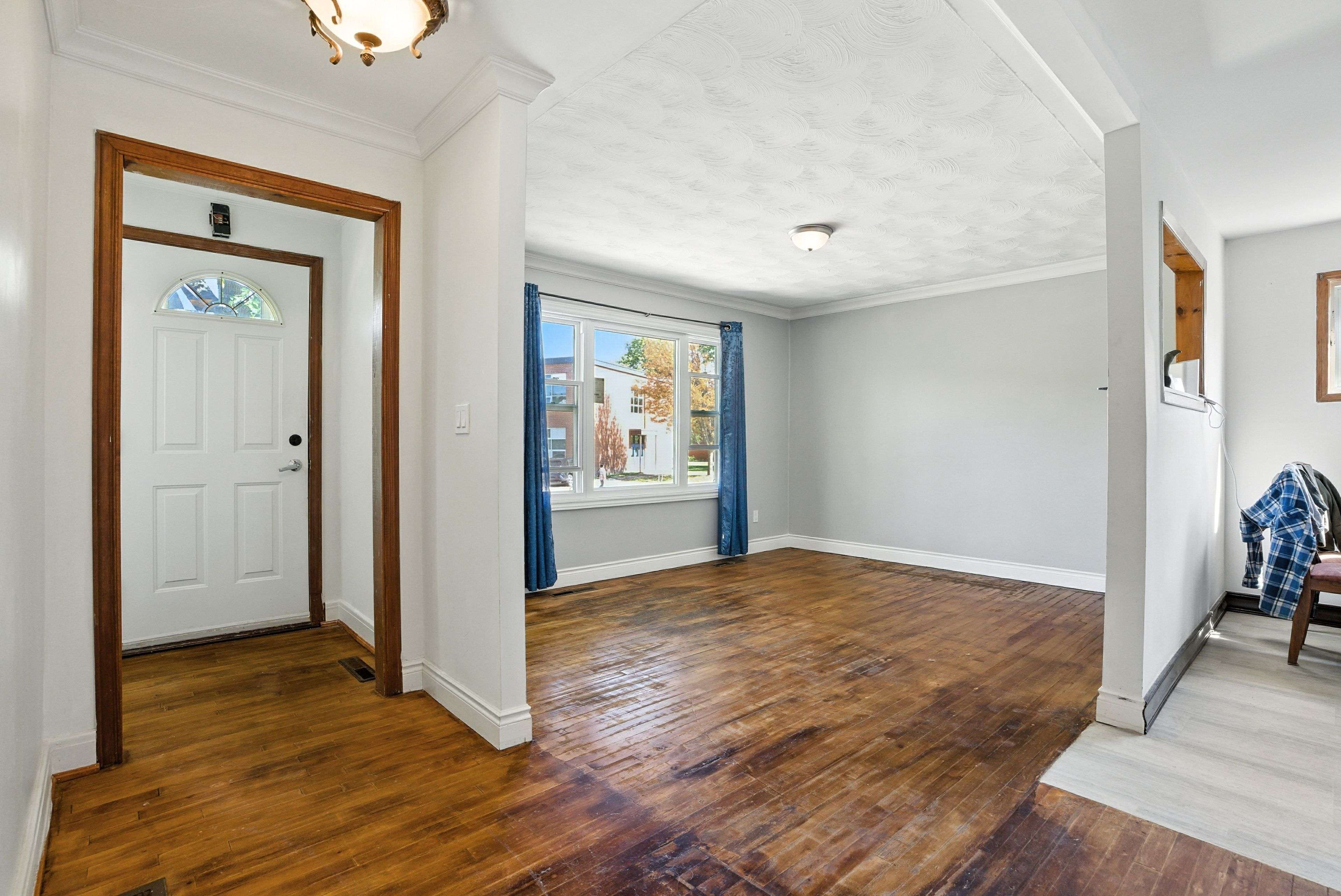 279 Anna AVE, Carlington - Central Park, ON K1Z 7V5