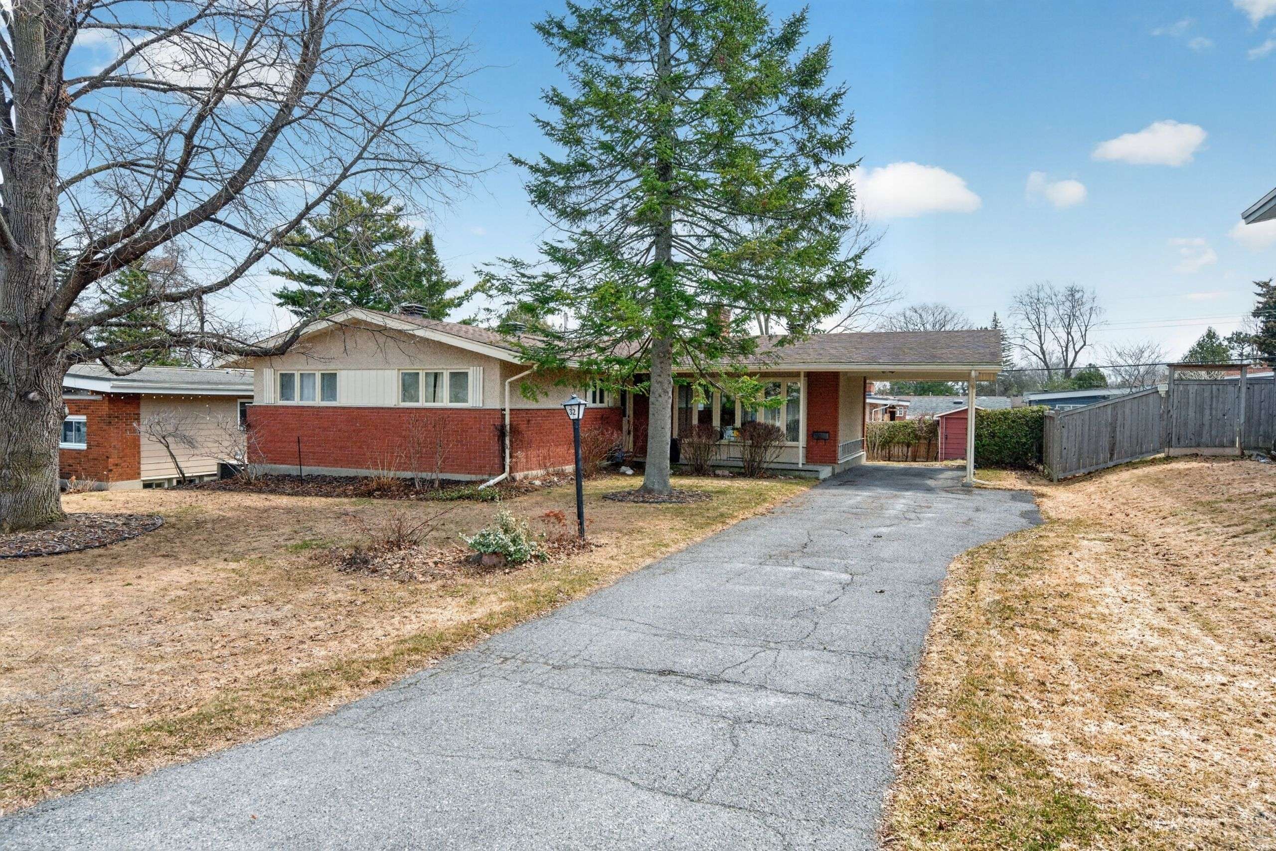 32 Bowmoor AVE, Cityview - Parkwoods Hills - Rideau Shore, ON K2E 6M4