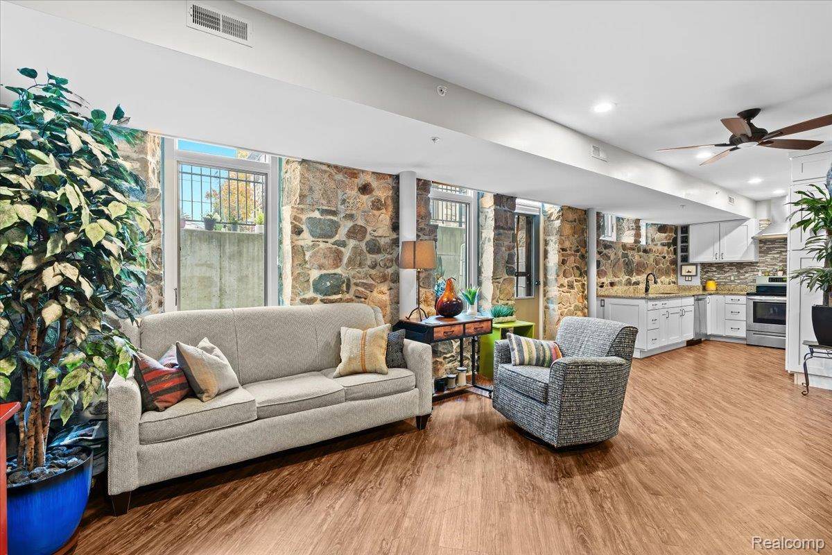 217 E Commerce ST, Milford Village, MI 48381