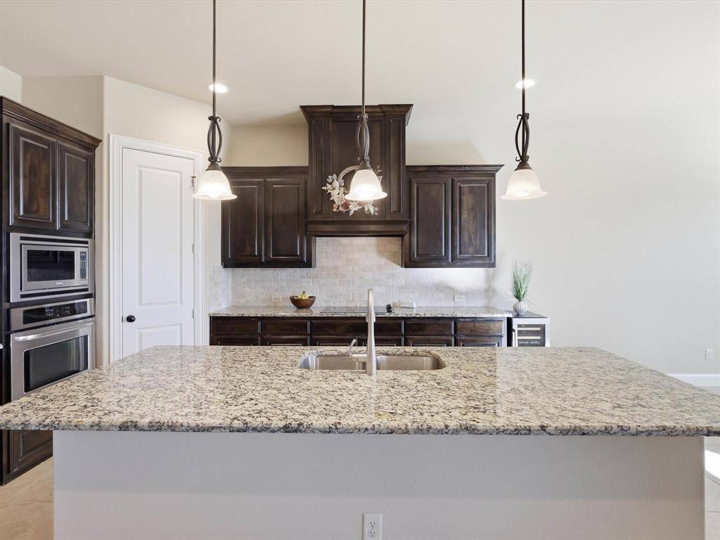 1114 Texanna Trail, Midlothian, TX 76065