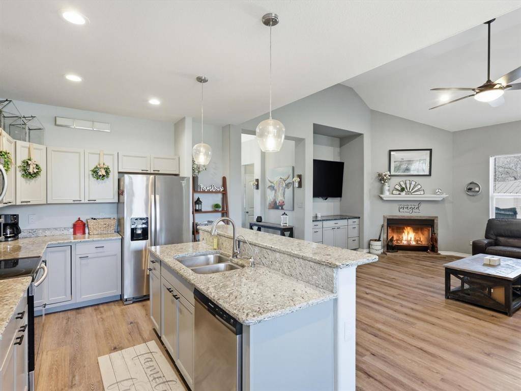 913 Carpenter Street, Azle, TX 76020