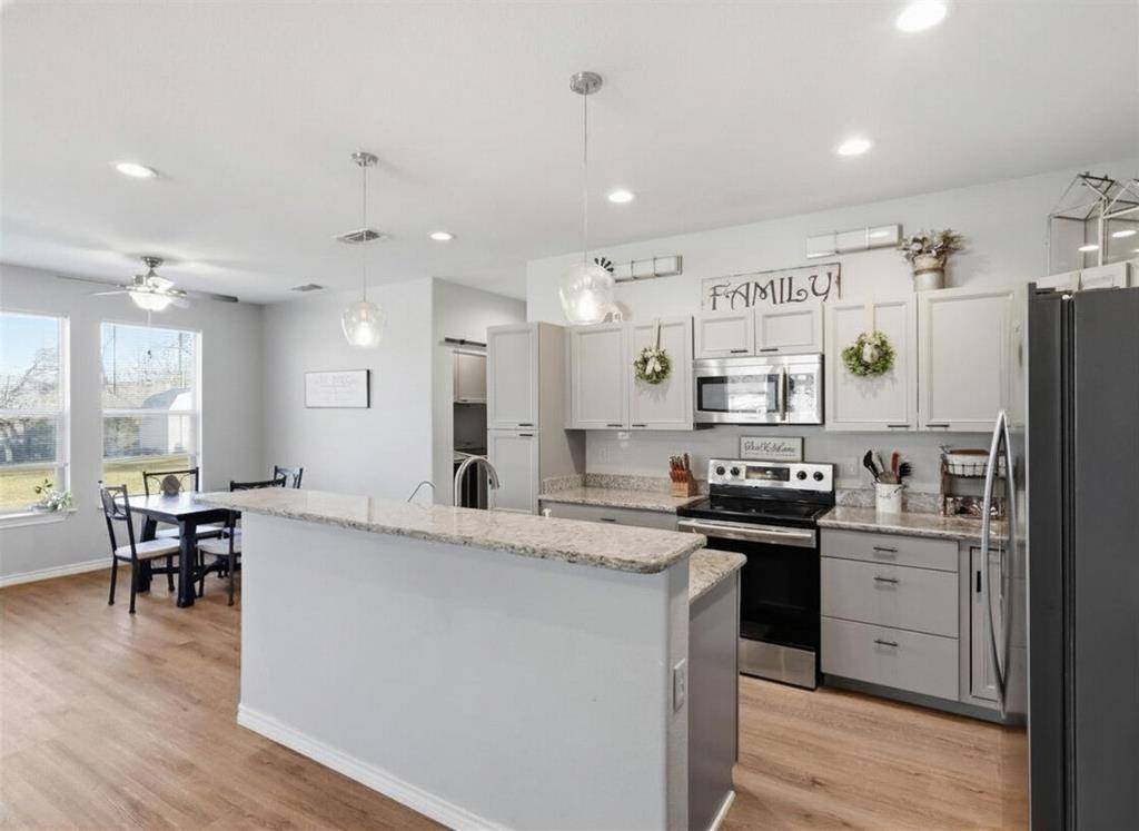 913 Carpenter Street, Azle, TX 76020