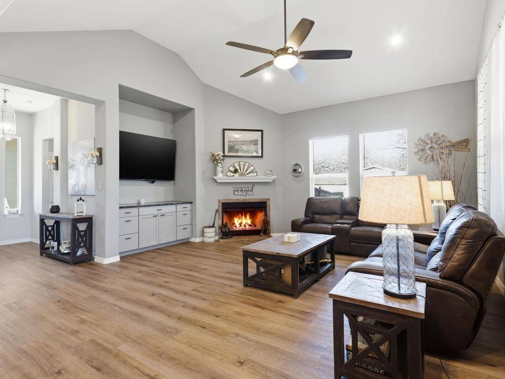 913 Carpenter Street, Azle, TX 76020