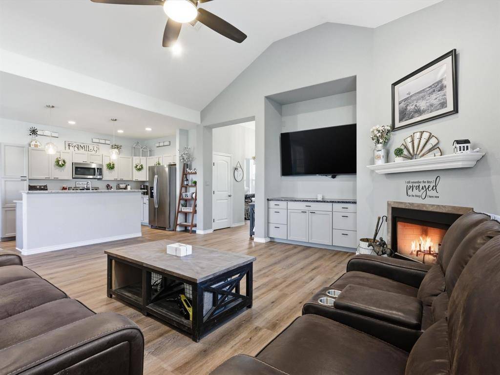 913 Carpenter Street, Azle, TX 76020