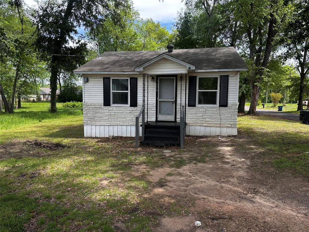 379 S Center Street, Gladewater, TX 75647