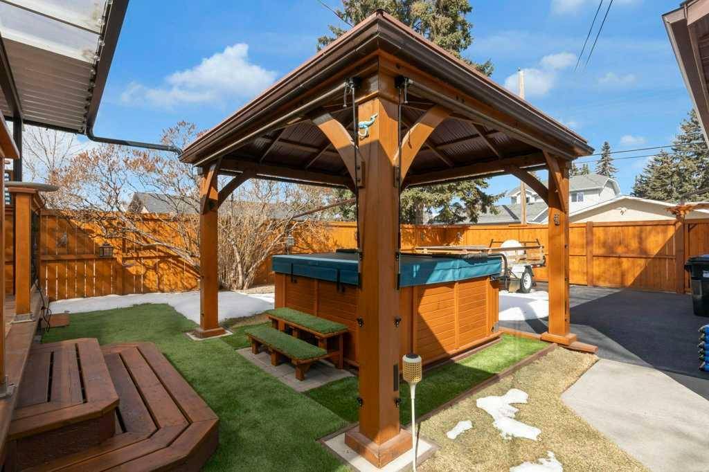 7304 35 AVE NW, Calgary, AB T3B 1T3