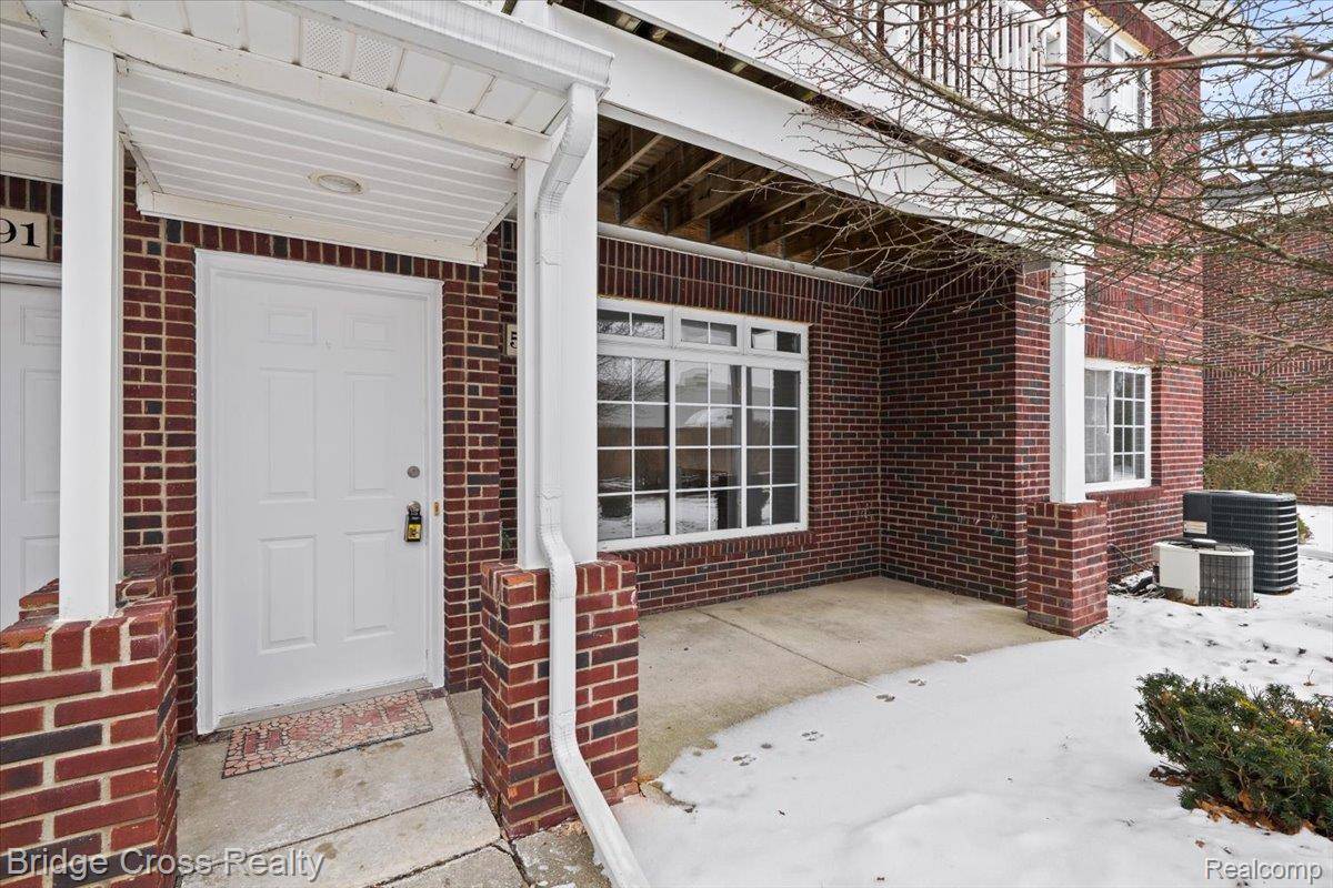 5685 Twin Oaks DR, Sterling Heights, MI 48314