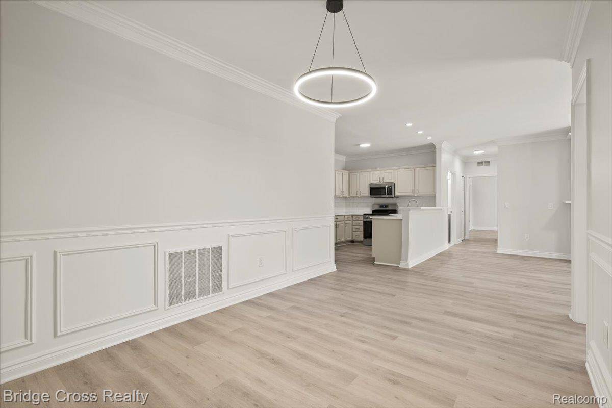 5685 Twin Oaks DR, Sterling Heights, MI 48314