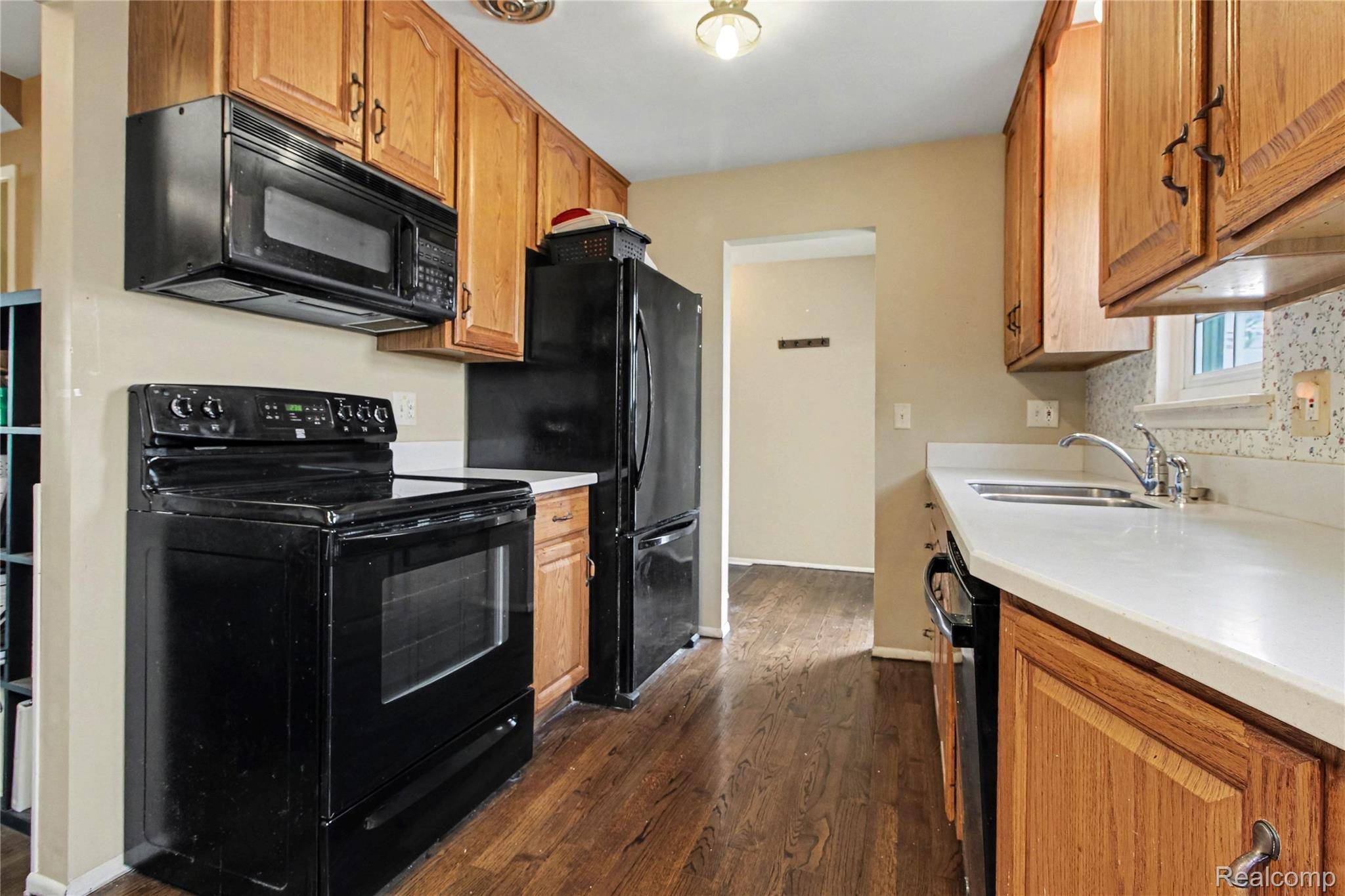 24419 Bashian DR, Novi, MI 48375