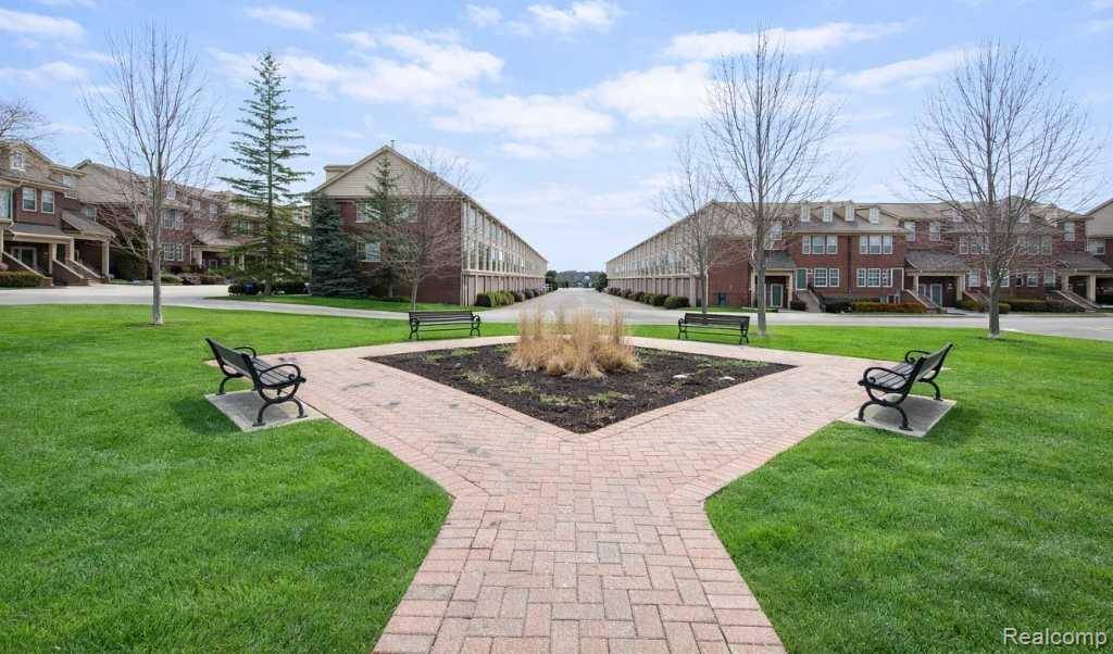 15650 Stone Crossing DR, Southfield, MI 48075