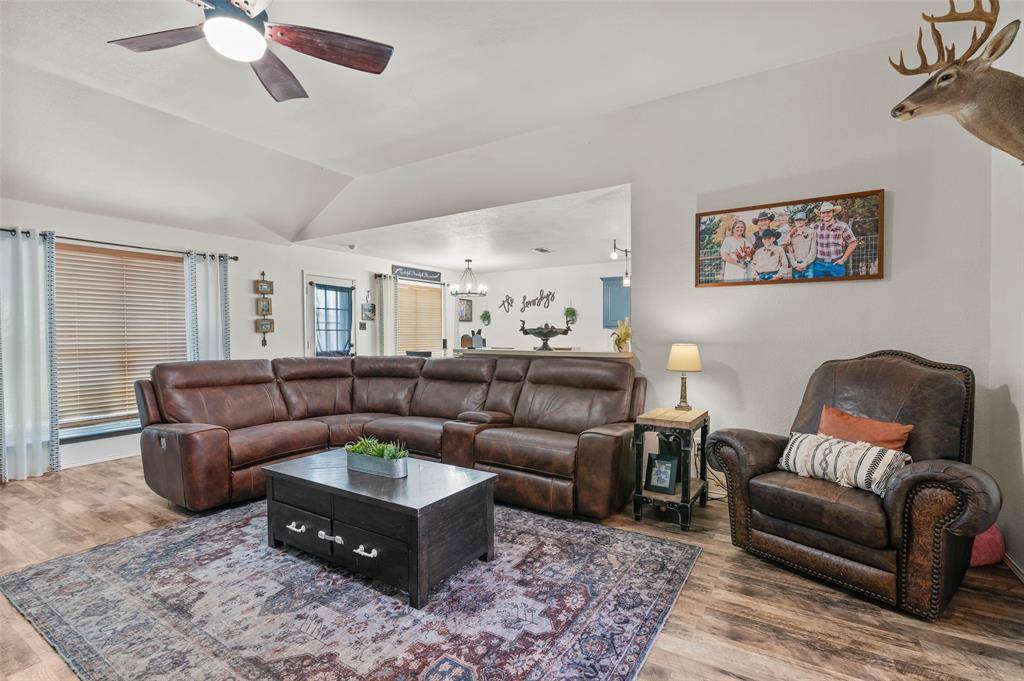 250 Wellington Trail, Weatherford, TX 76085