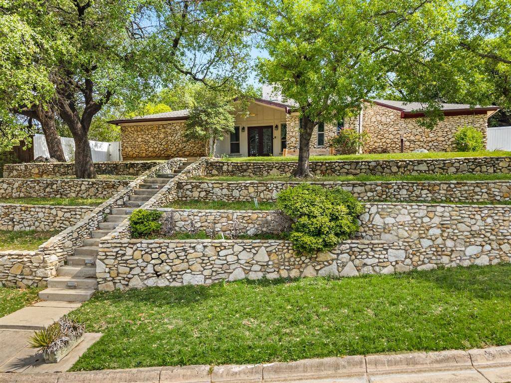 405 Chandler Lake Road, Fort Worth, TX 76103