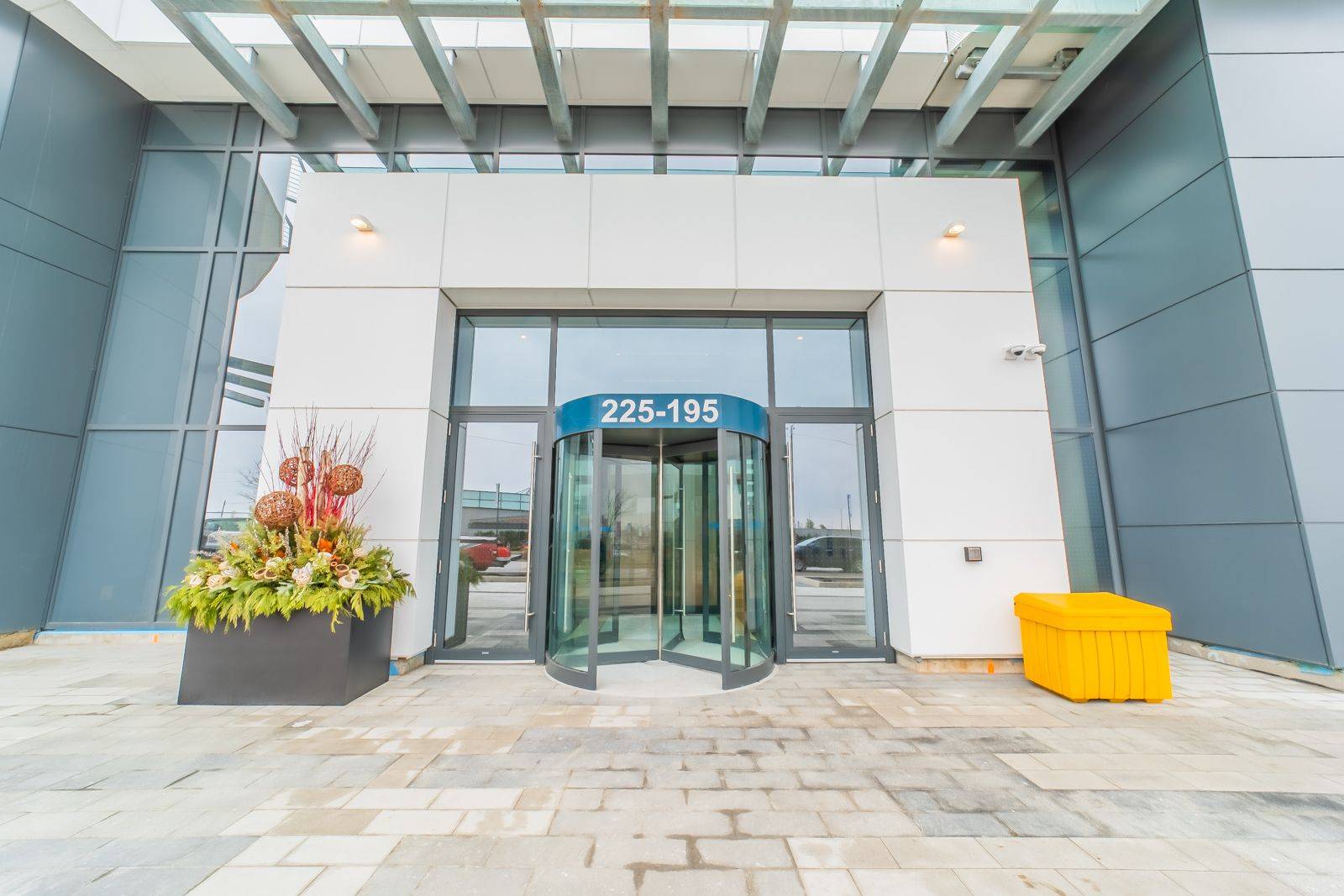 195 Commerce ST #716, Vaughan, ON L4K 0P9