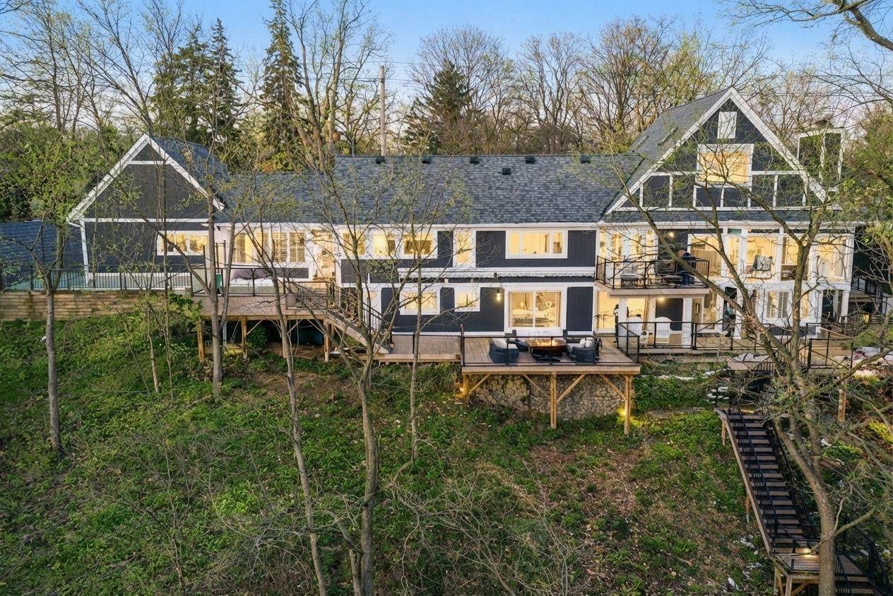 382 Trafalgar RD, Oakville, ON L6J 3H5