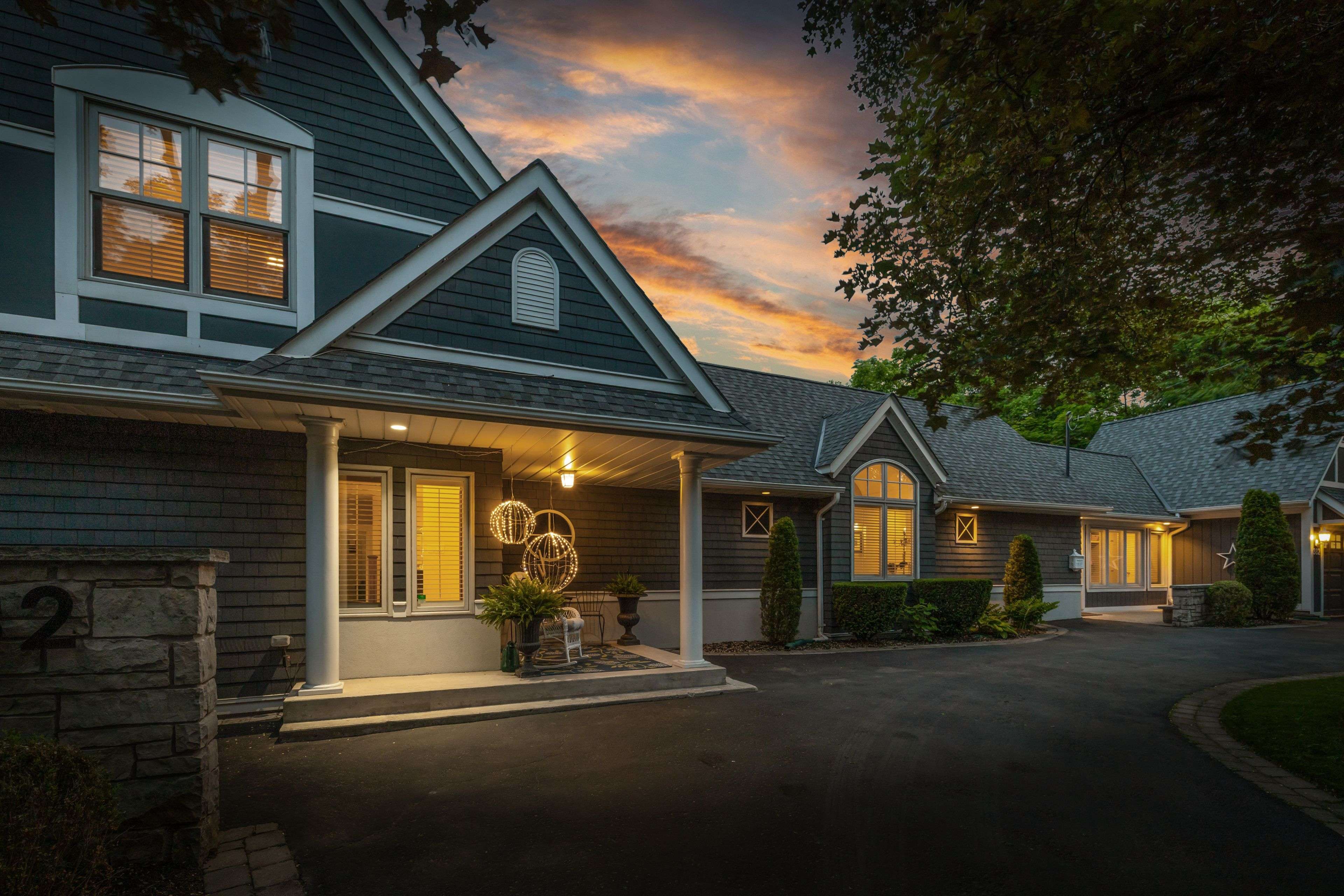 382 Trafalgar RD, Oakville, ON L6J 3H5