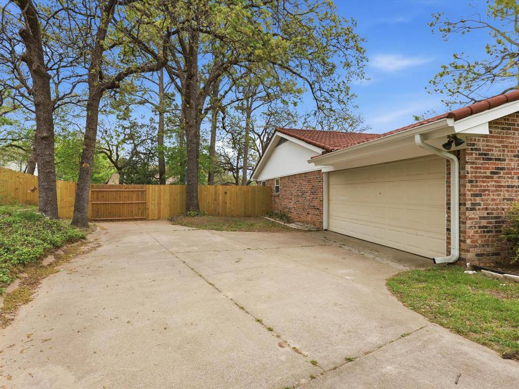 209 Valley View Court, Azle, TX 76020