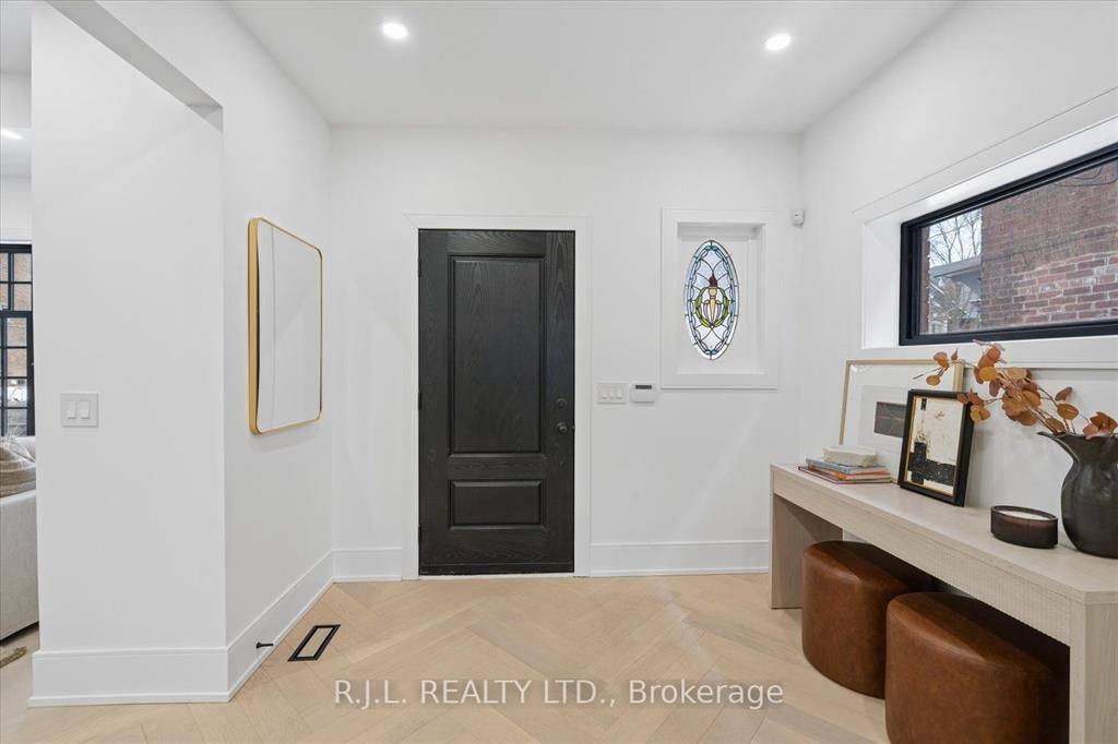 111 Roxborough DR, Toronto C09, ON M4W 1X5