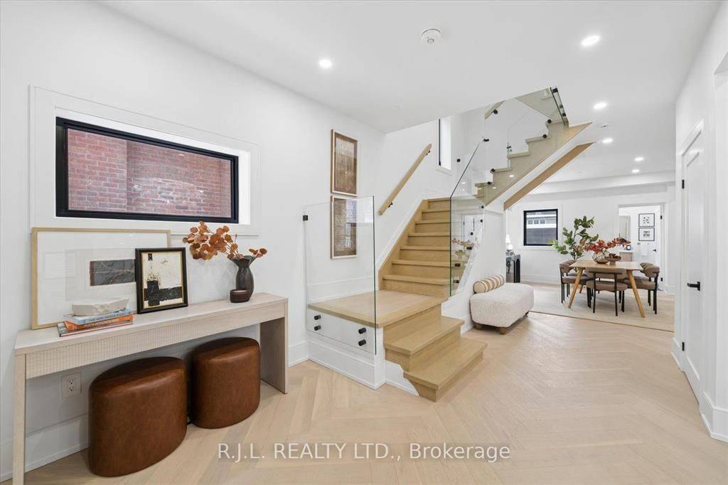 111 Roxborough DR, Toronto C09, ON M4W 1X5