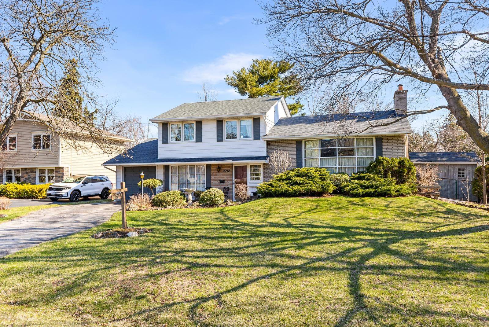 227 Sandwell DR, Oakville, ON L6L 4P3