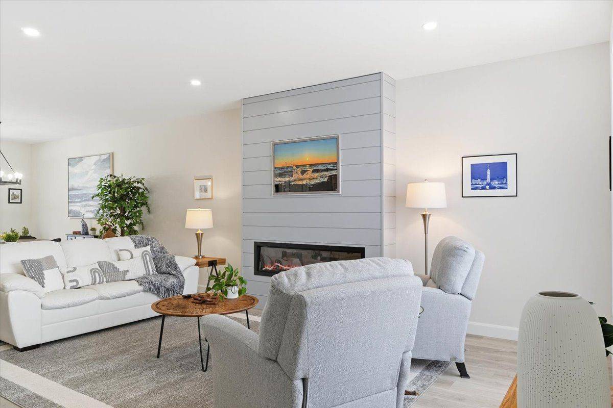 34 Rosewood DR, Quinte West, ON K0K 2C0