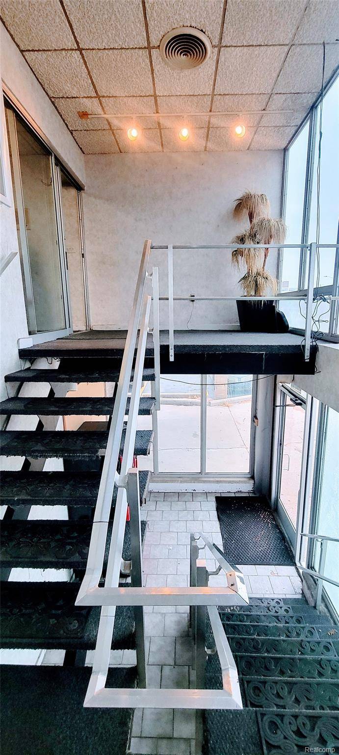 21910 Greenfield RD, Oak Park, MI 48237