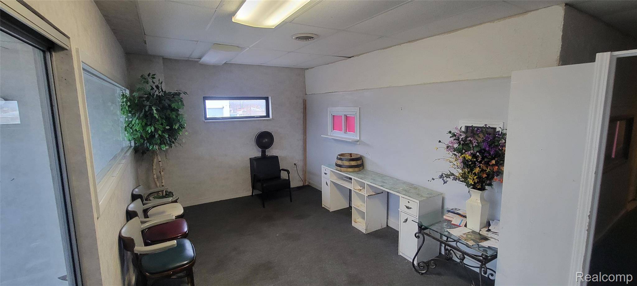 21910 Greenfield RD, Oak Park, MI 48237