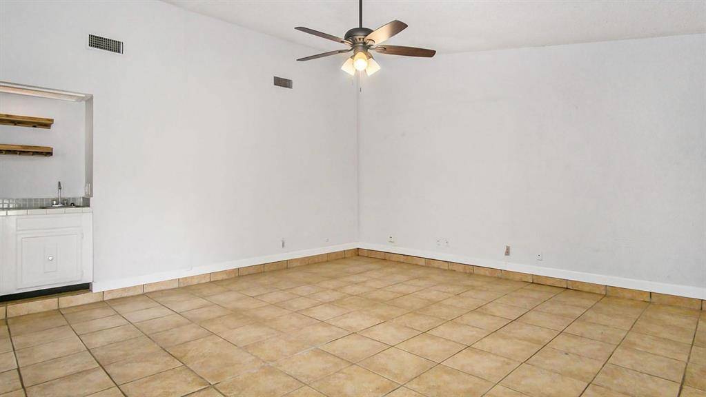 1934 Lost Creek Drive, Arlington, TX 76006