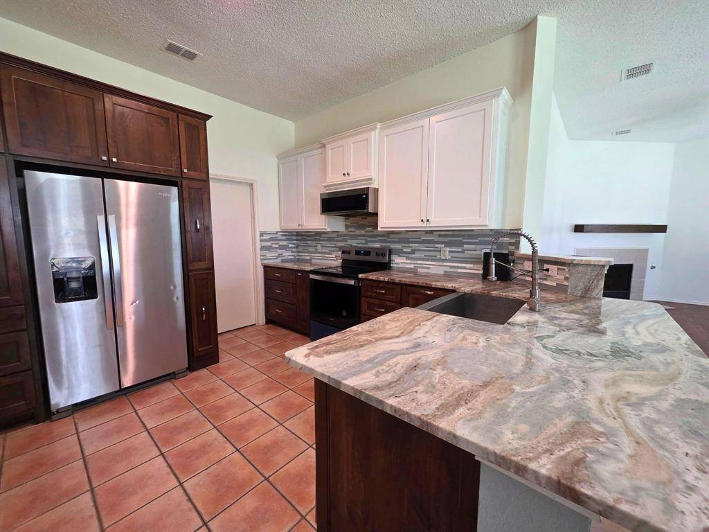304 E Clover Park Drive, Fort Worth, TX 76140