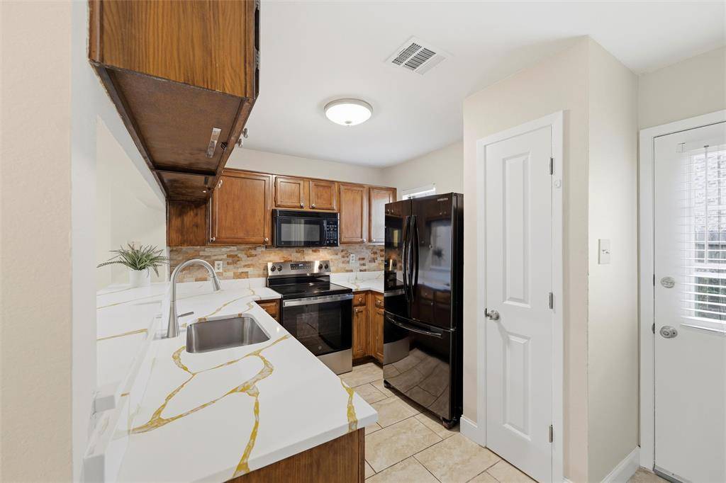 112 Churchill Lane, Euless, TX 76039