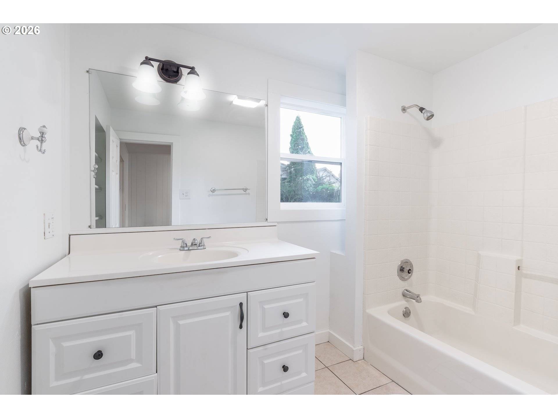 903 S 3RD AVE, Kelso, WA 98626