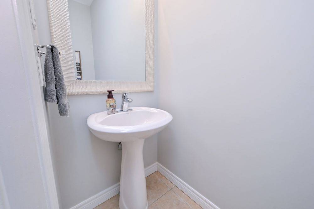 10 Fisher DR, Adjala-tosorontio, ON L0M 1J0