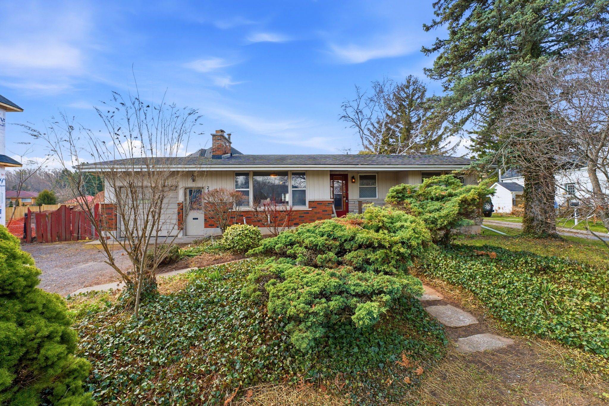 246 Main ST E, Grimsby, ON L3M 1P6