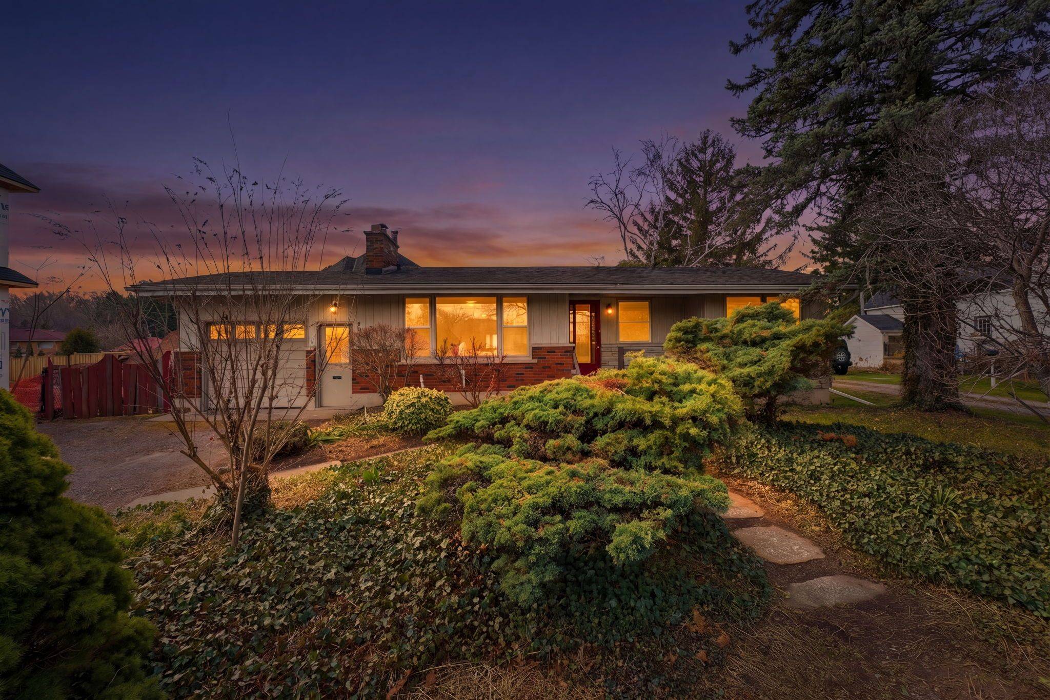 246 Main ST E, Grimsby, ON L3M 1P6