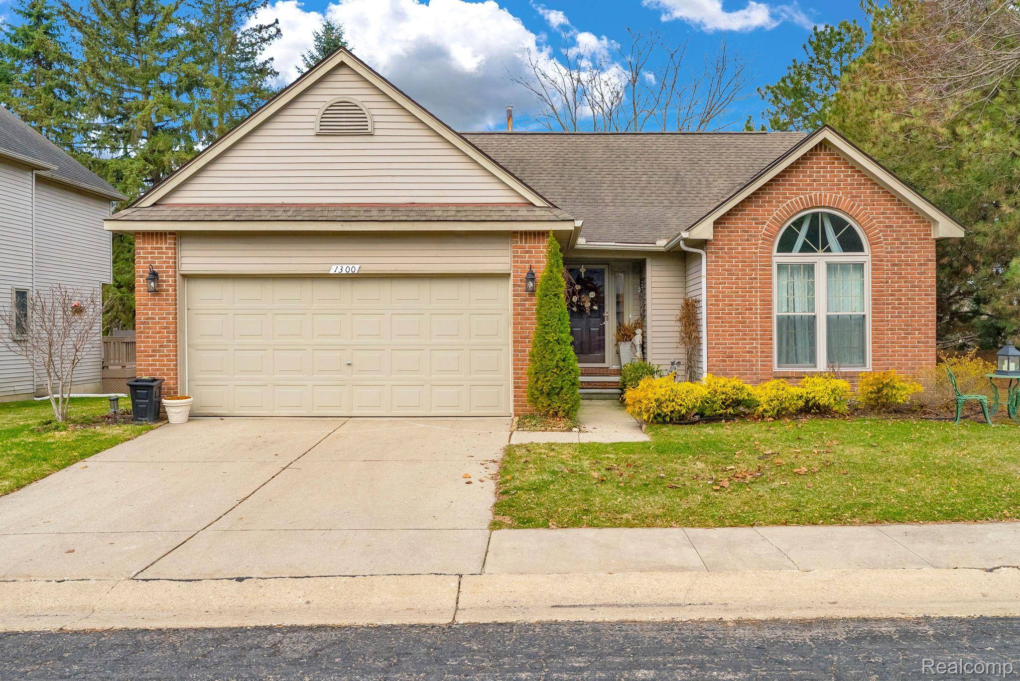 1300 Clearview ST #15, Waterford Charter Township, MI 48327