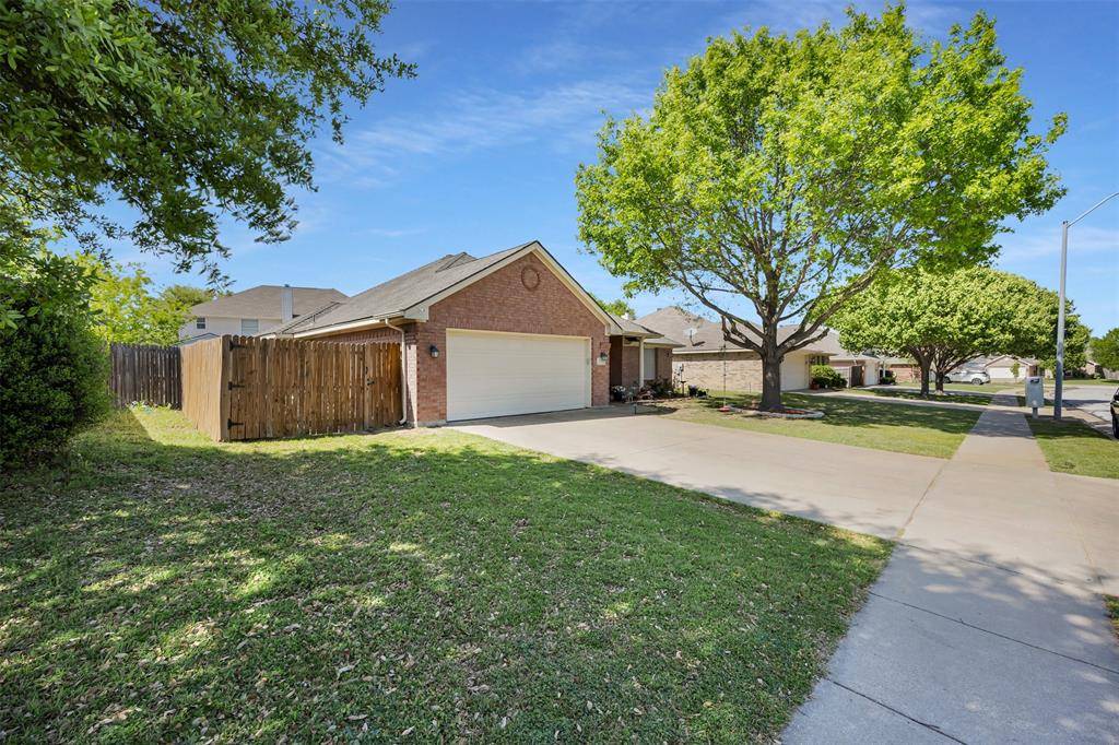 313 Angela Drive, Burleson, TX 76028