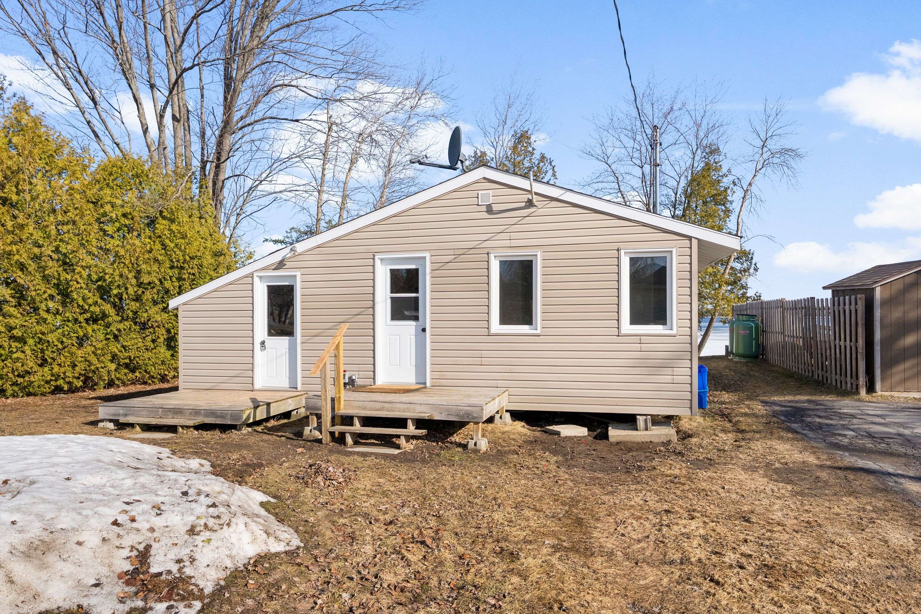 33 B Oakdale LN, Horton, ON K7V 3Z8
