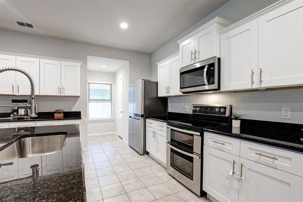 512 Amory Street, Azle, TX 76020