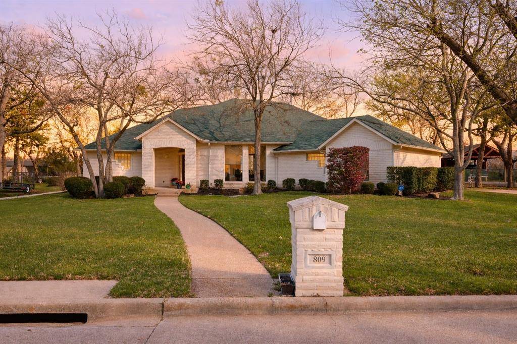 809 Majestic Oaks Court, Mansfield, TX 76063
