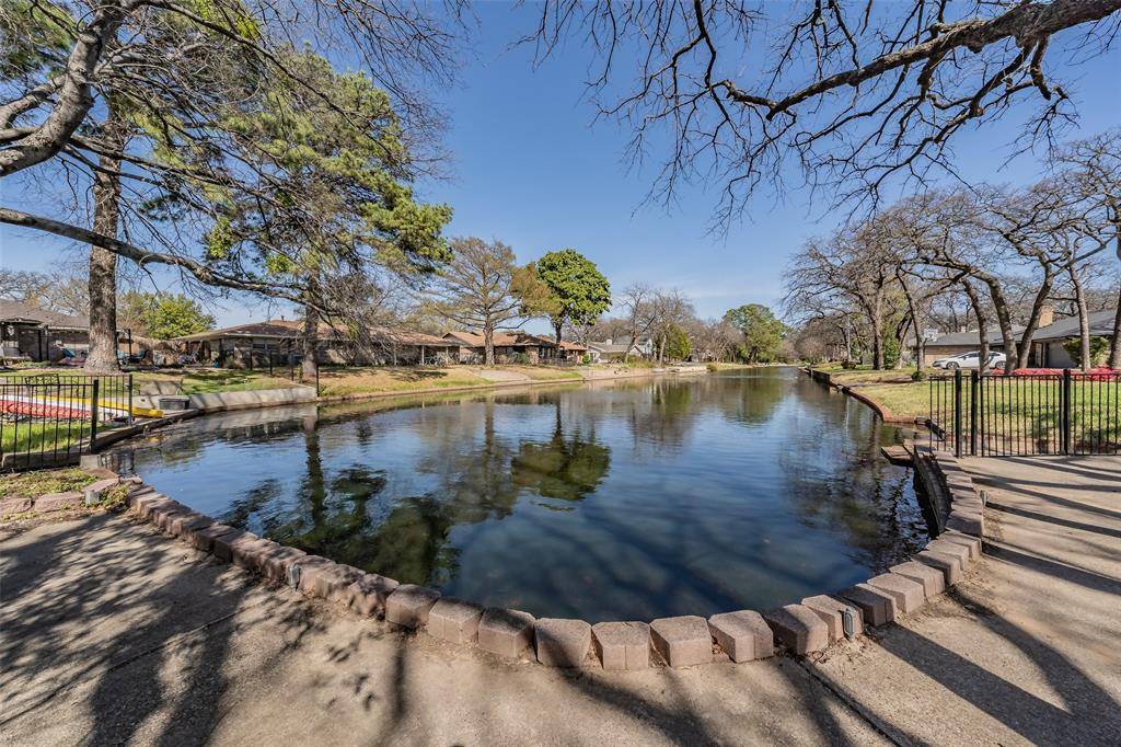 2415 Lakeview Circle, Arlington, TX 76013