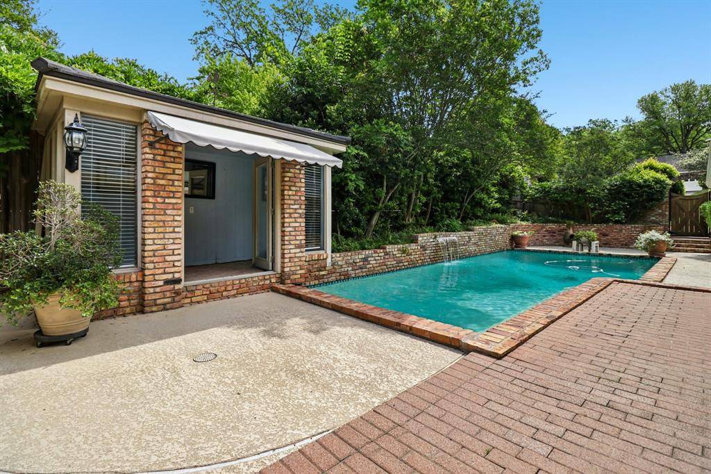 1015 Crowley Road, Arlington, TX 76012