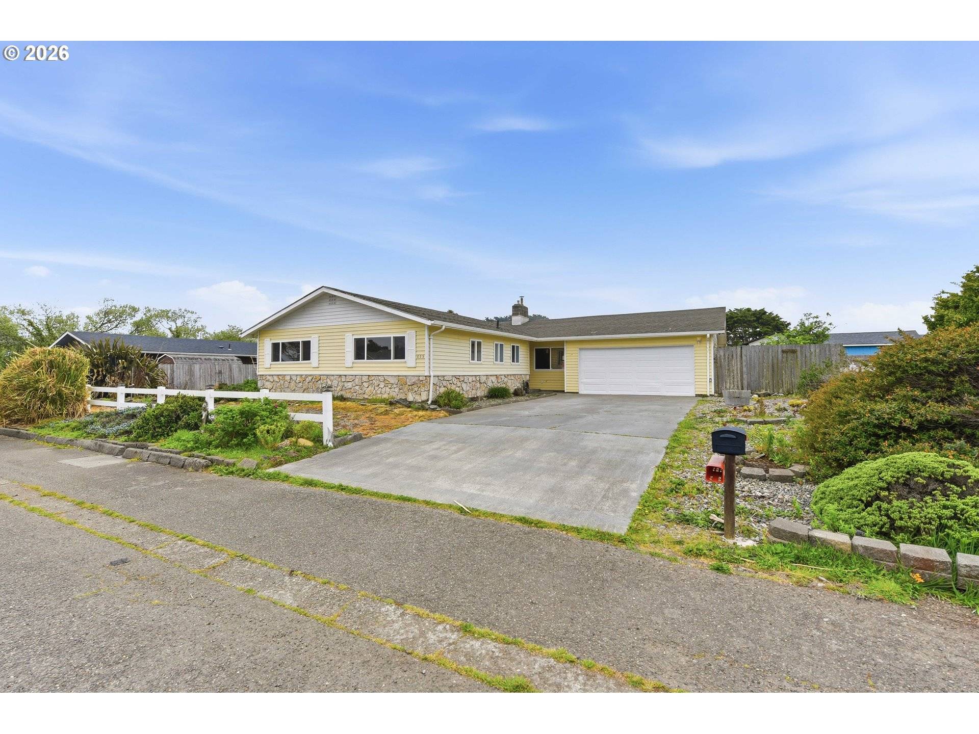 835 12TH ST, Bandon, OR 97411
