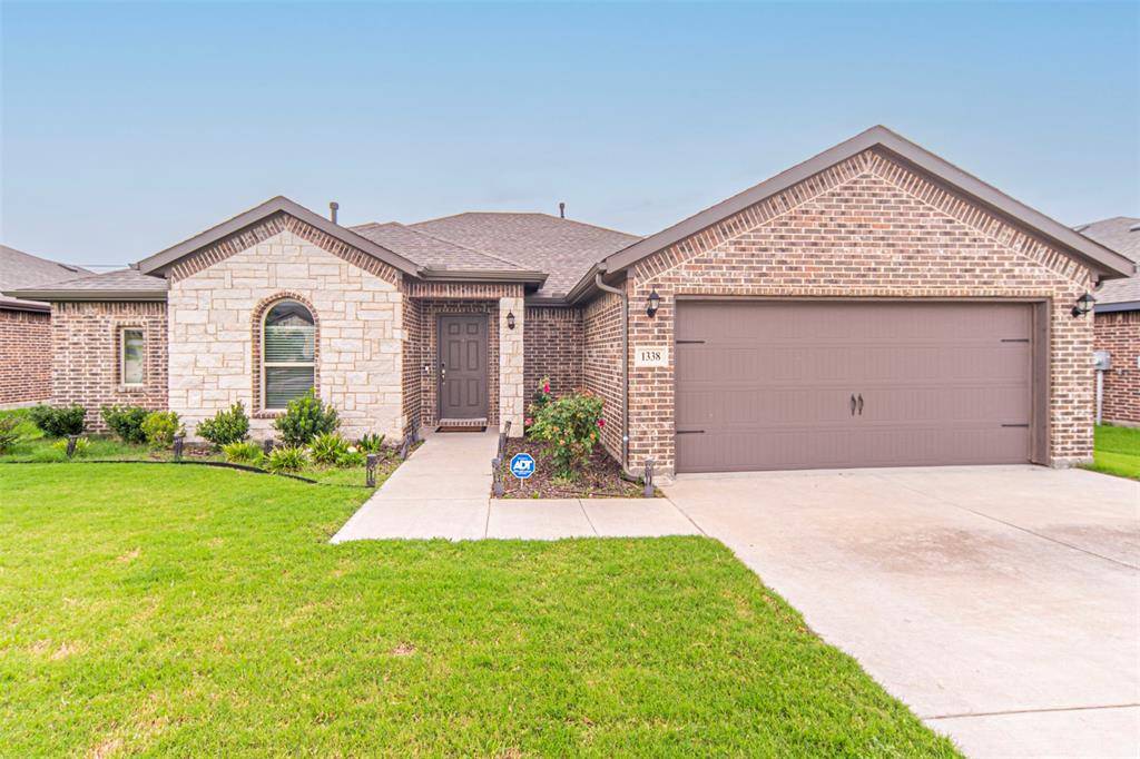 1338 Winding Hollow Drive, Grand Prairie, TX 75052